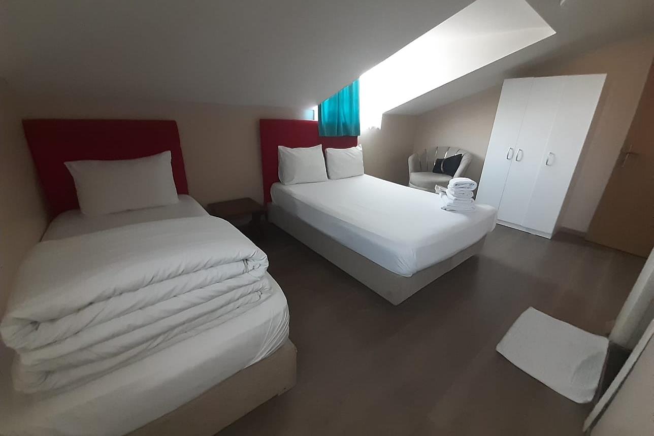 En fazla 4 yetişkin + 2 çocuk veya 3 yetişkin + 2 çocuk.