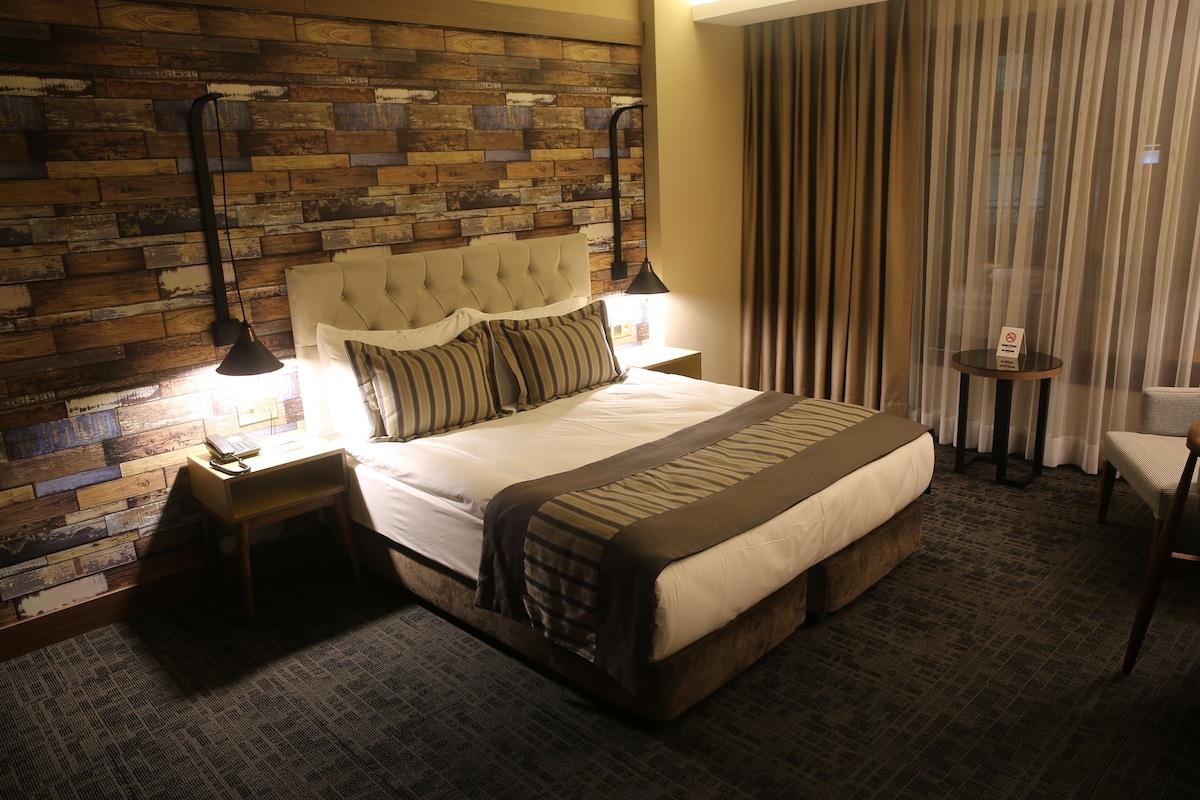 En fazla 2 yetişkin + 1 çocuk + 1 bebek (0-2 yaş) veya 1 yetişkin + 1 çocuk + 1 bebek (0-2 yaş).