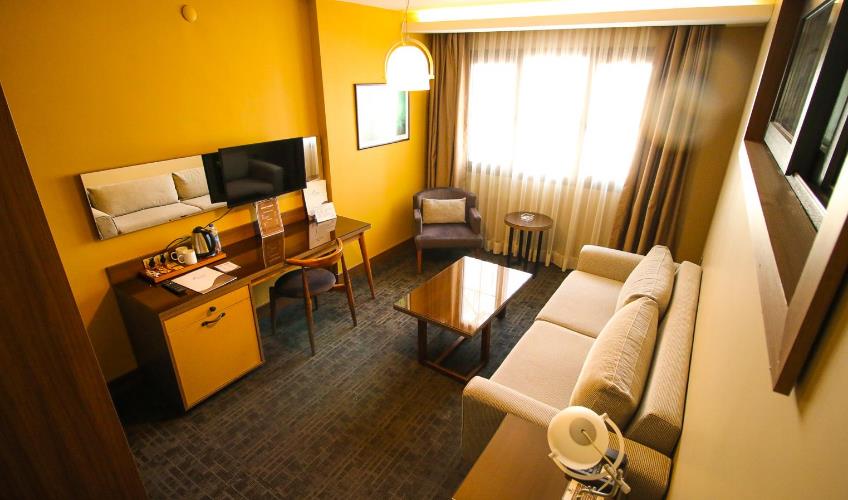 En fazla 3 yetişkin + 1 bebek (0-2 yaş).