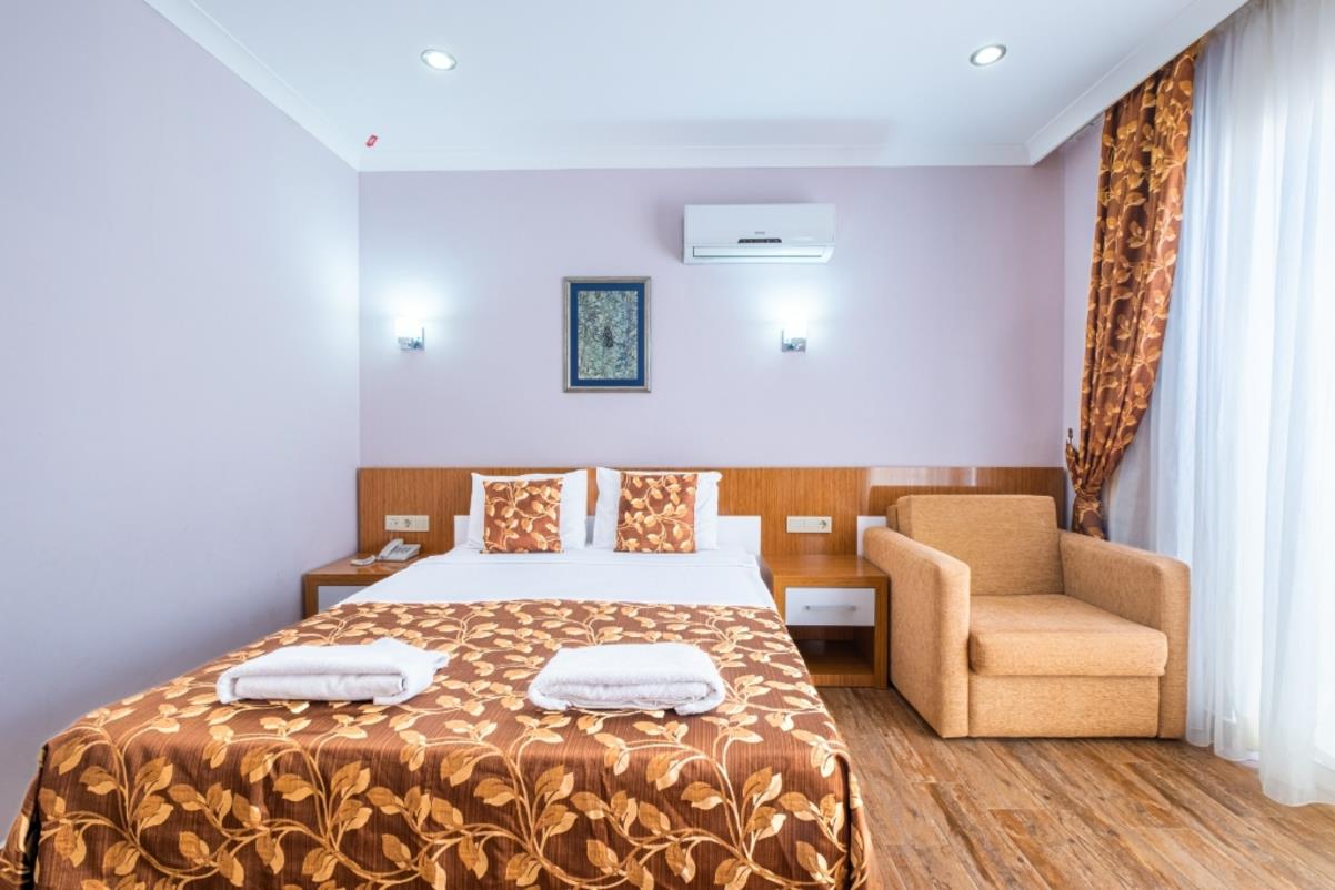 En fazla 2 yetişkin + 1 bebek (0-2 yaş).