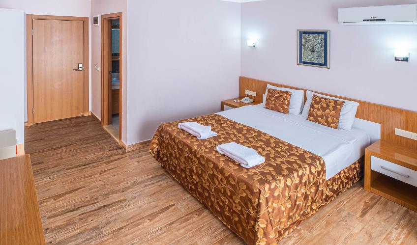 En fazla 2 yetişkin + 1 bebek (0-2 yaş).