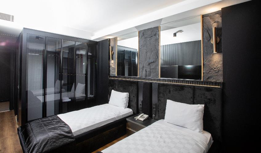 En fazla 2 yetişkin + 1 bebek (0-2 yaş).