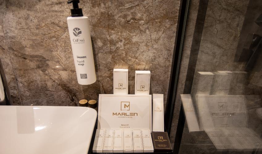 En fazla 2 yetişkin + 1 çocuk + 1 bebek (0-2 yaş) veya 1 yetişkin + 1 çocuk + 1 bebek (0-2 yaş).