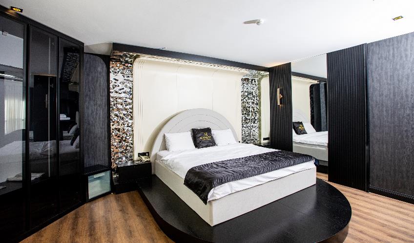 En fazla 2 yetişkin + 1 çocuk + 1 bebek (0-2 yaş) veya 1 yetişkin + 1 çocuk + 1 bebek (0-2 yaş).