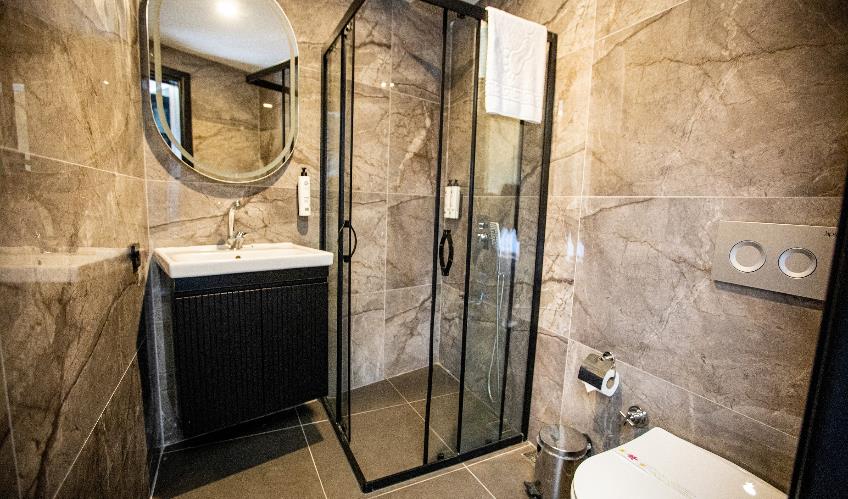 En fazla 2 yetişkin + 1 bebek (0-2 yaş).