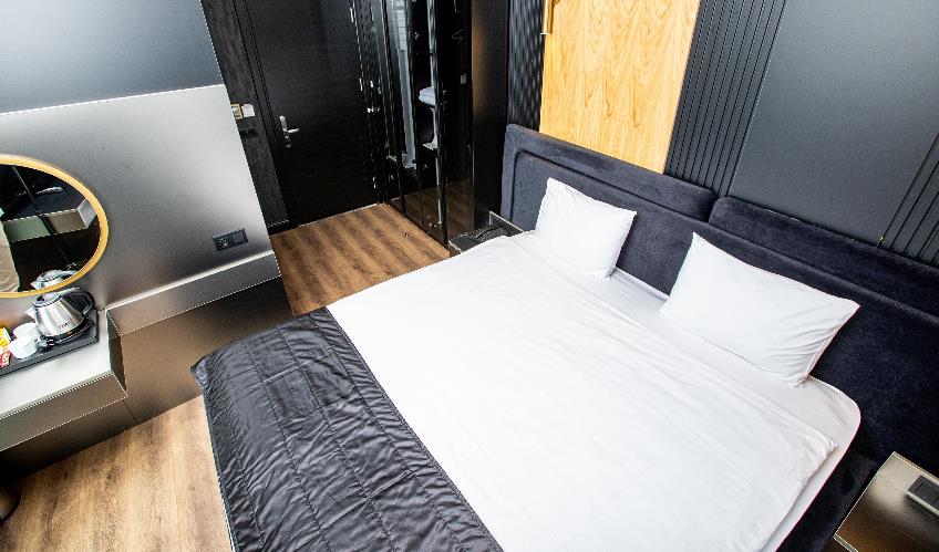 En fazla 2 yetişkin + 1 bebek (0-2 yaş).