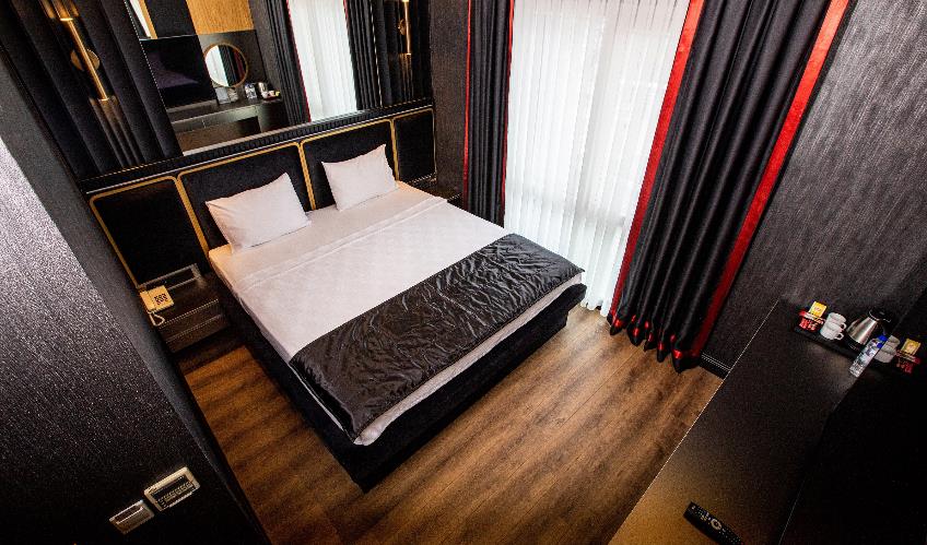 En fazla 2 yetişkin + 1 bebek (0-2 yaş).