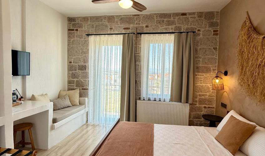 En fazla 2 yetişkin + 1 bebek (0-2 yaş).