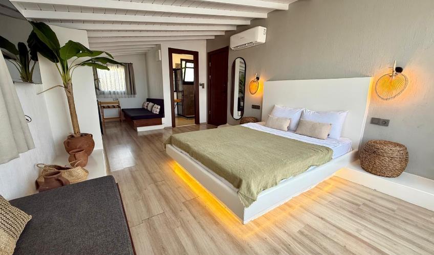 En fazla 2 yetişkin + 1 bebek (0-2 yaş).