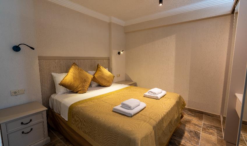 En fazla 3 yetişkin + 1 bebek (0-2 yaş).