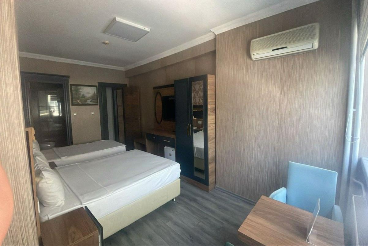 En fazla 3 yetişkin.