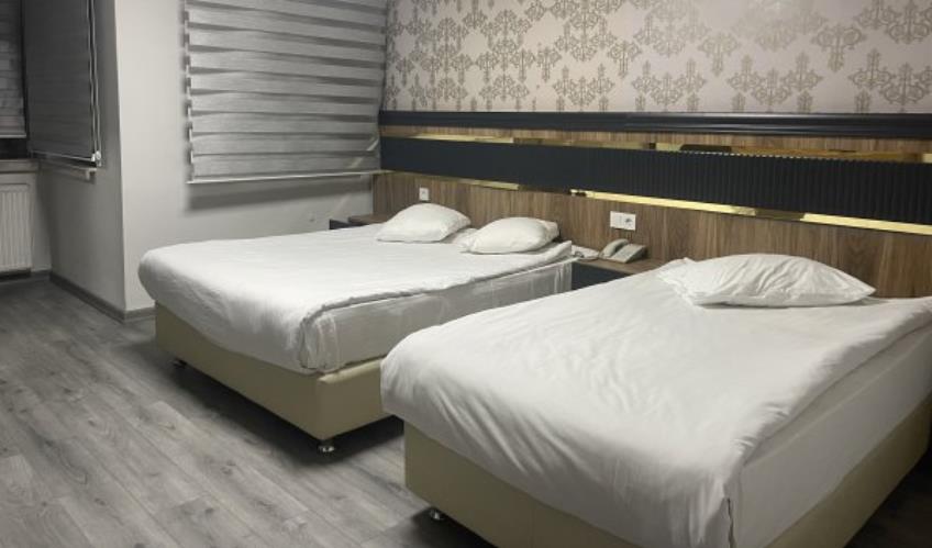 En az 4 yetişkin, En fazla 4 yetişkin.