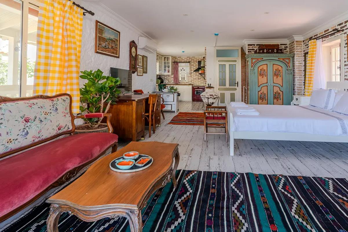 En fazla 3 yetişkin.