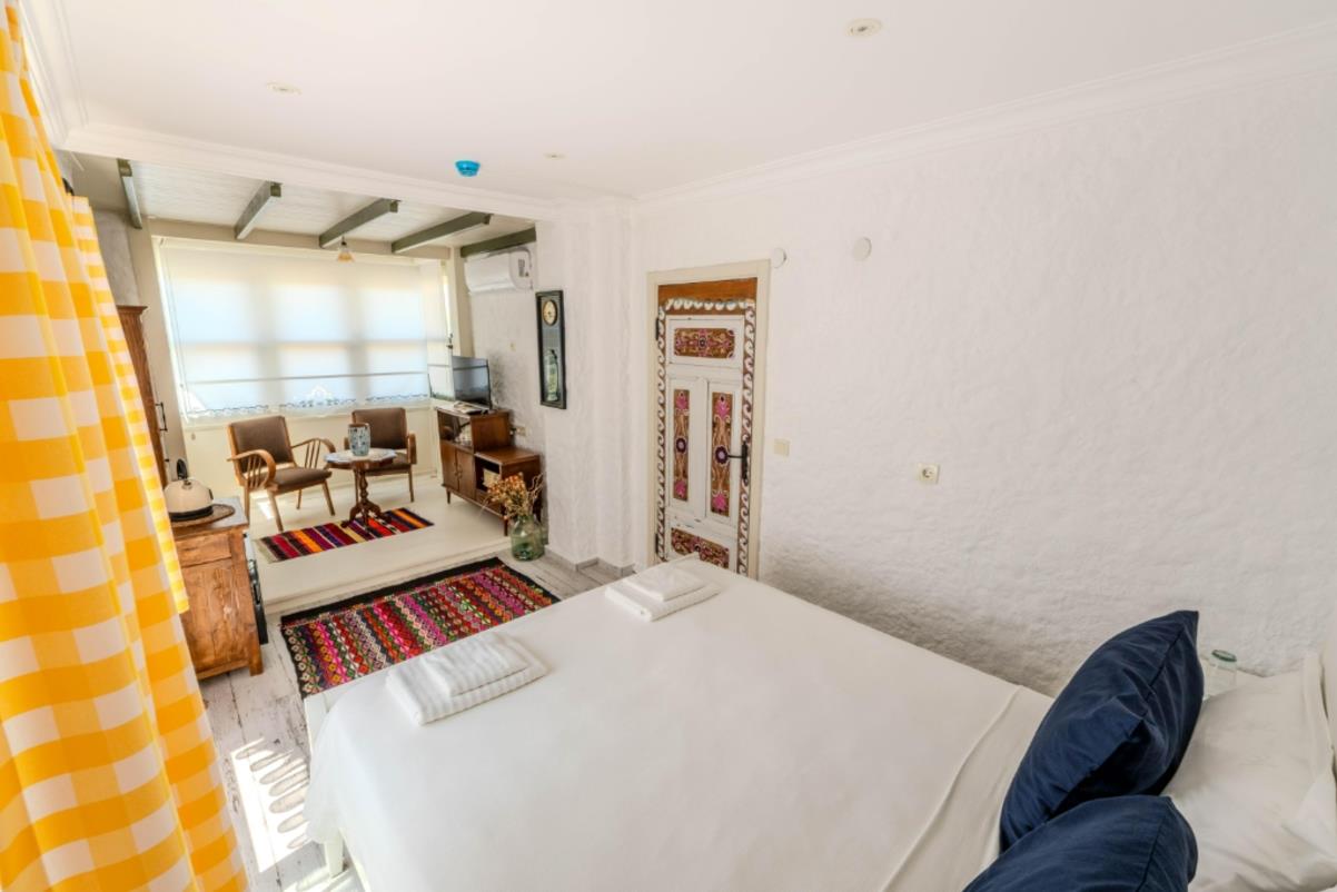 En fazla 3 yetişkin.