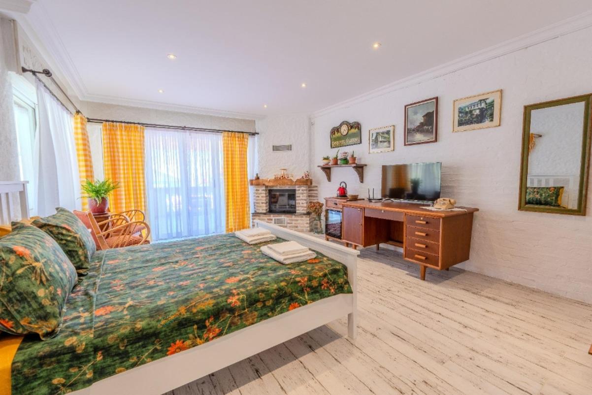 En fazla 3 yetişkin.