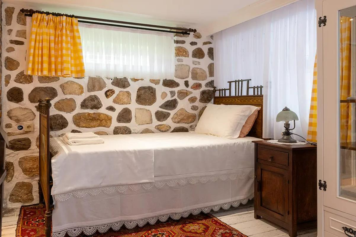 En fazla 4 yetişkin.