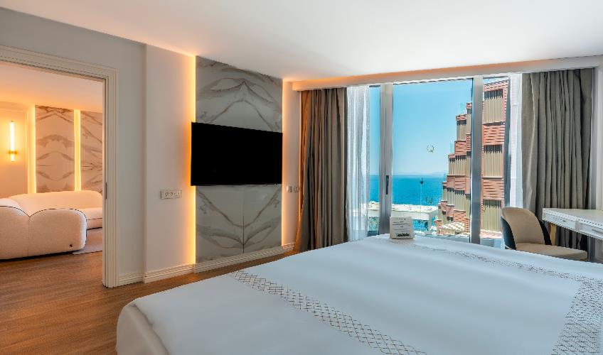 En fazla 3 yetişkin.