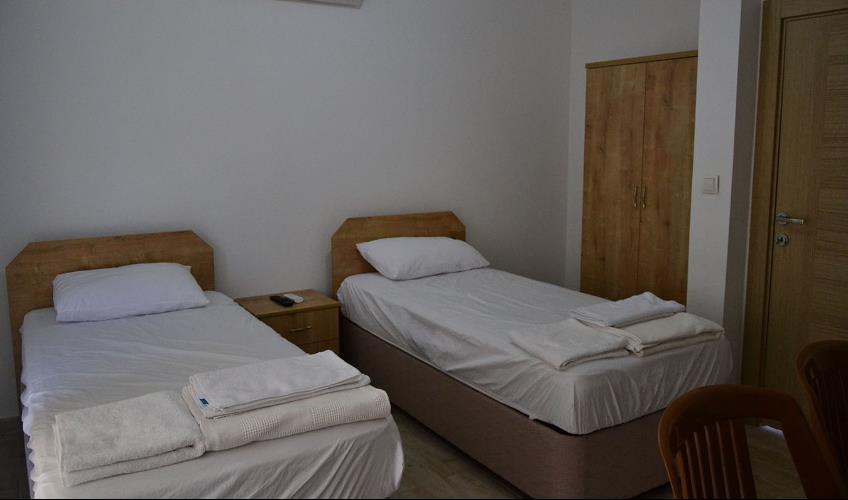 En fazla 2 yetişkin.