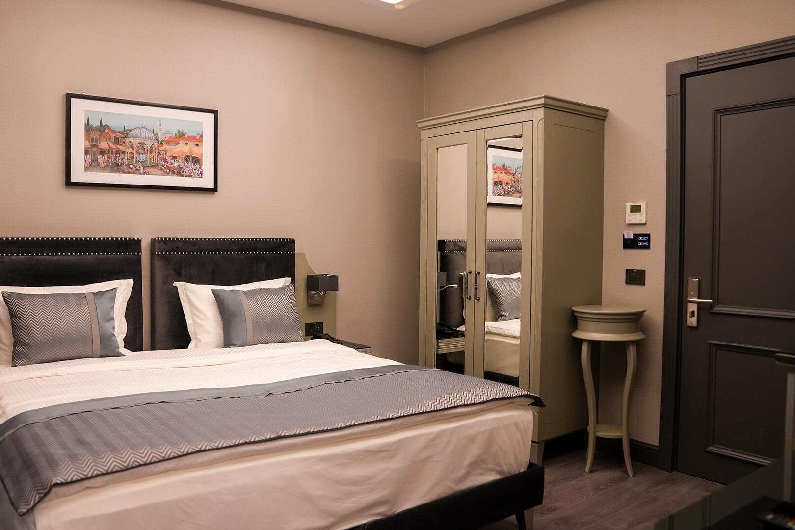 En fazla 2 yetişkin + 1 bebek (0-2 yaş).