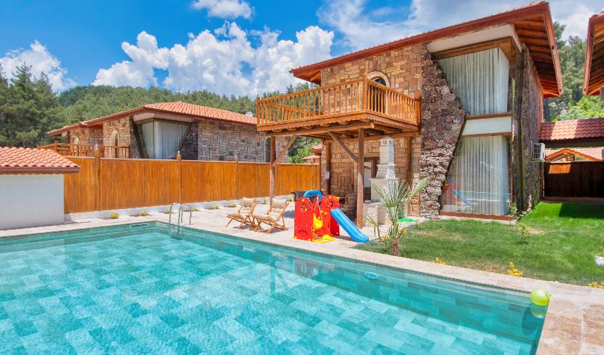 En fazla 4 yetişkin + 1 bebek (0-2 yaş).