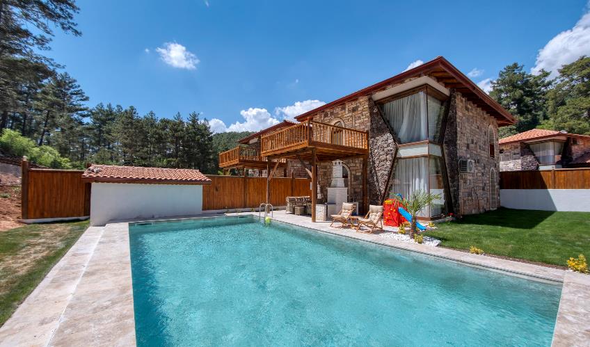 En fazla 4 yetişkin + 1 bebek (0-2 yaş).