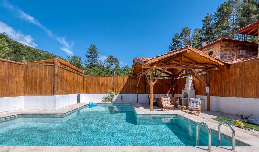 En fazla 4 yetişkin + 1 bebek (0-2 yaş).