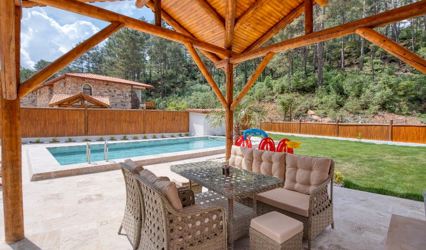 En fazla 4 yetişkin + 1 bebek (0-2 yaş).