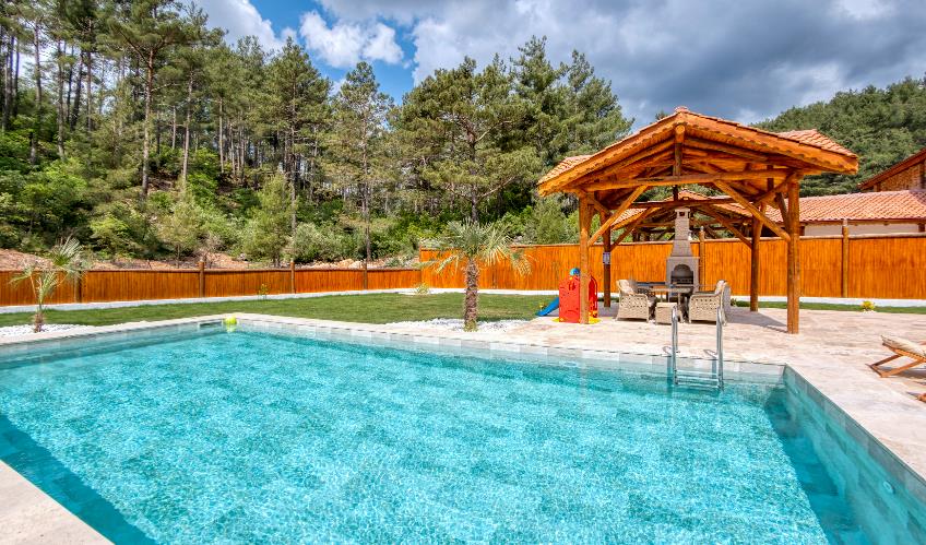 En fazla 4 yetişkin + 1 bebek (0-2 yaş).