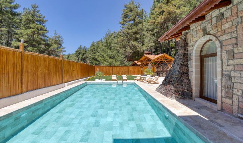 En fazla 4 yetişkin + 1 bebek (0-2 yaş).