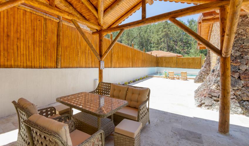 En fazla 4 yetişkin + 1 bebek (0-2 yaş).