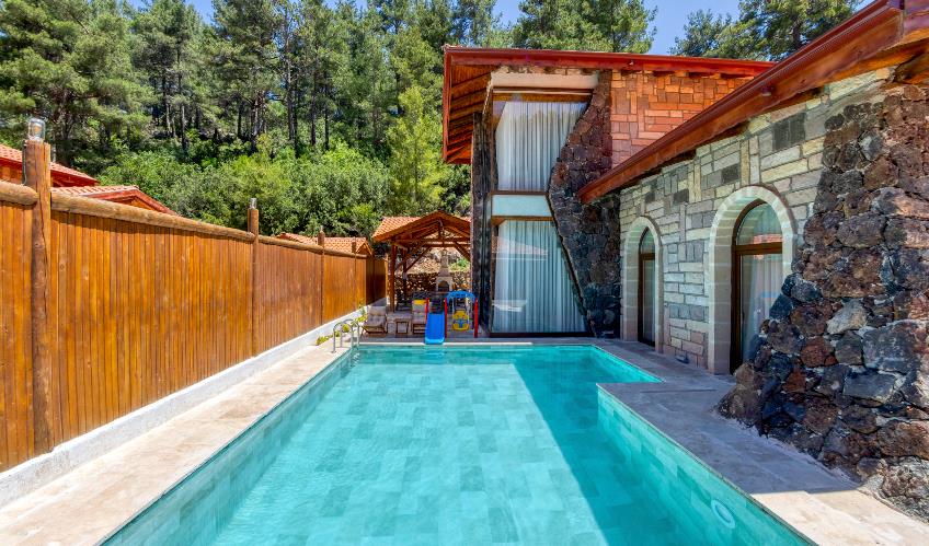 En fazla 4 yetişkin + 1 bebek (0-2 yaş).