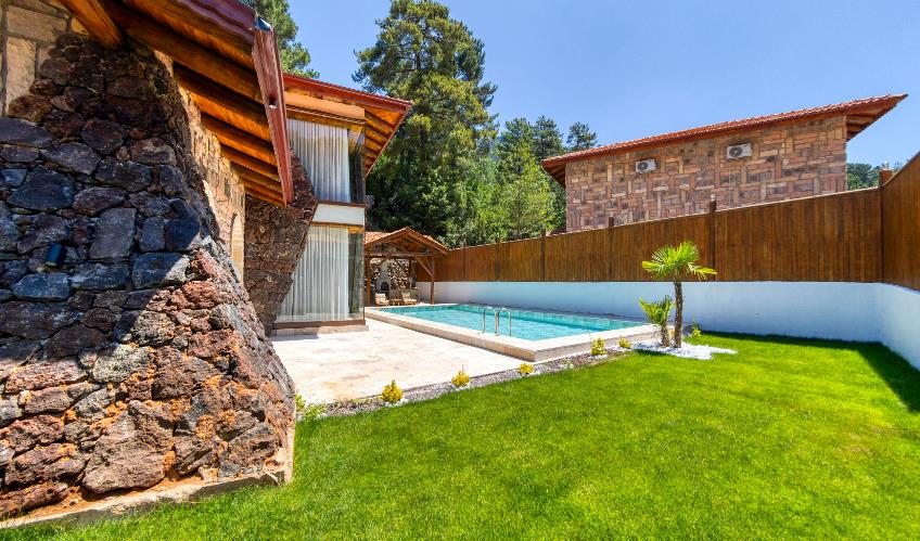 En fazla 4 yetişkin + 1 bebek (0-2 yaş).