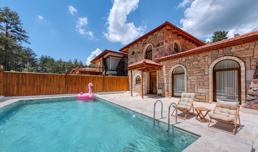 En fazla 4 yetişkin + 1 bebek (0-2 yaş).