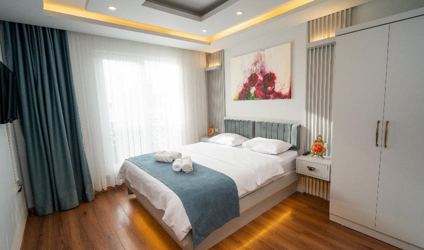 En fazla 3 yetişkin.