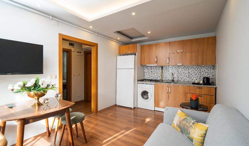 En fazla 3 yetişkin.