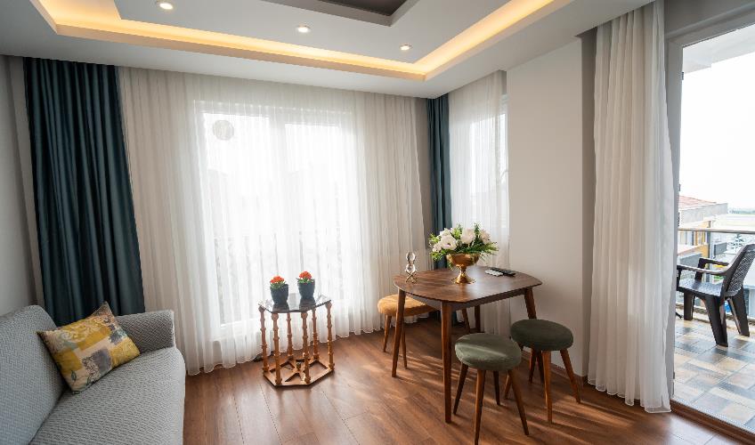 En fazla 4 yetişkin.