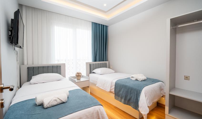 En fazla 4 yetişkin.