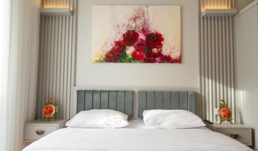 En fazla 3 yetişkin.