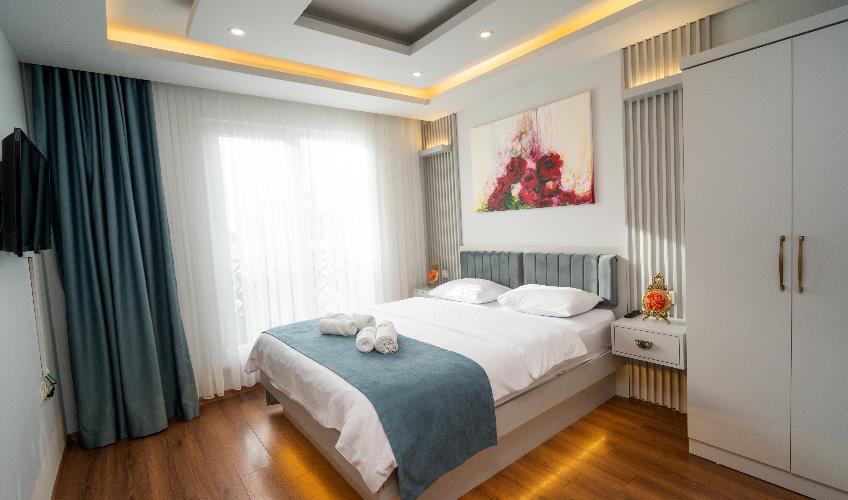 En fazla 3 yetişkin.