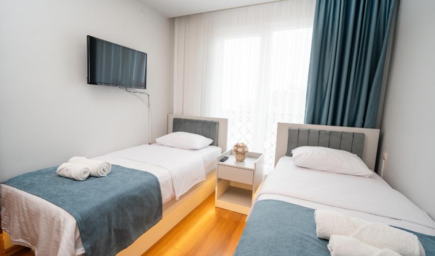 En fazla 4 yetişkin.