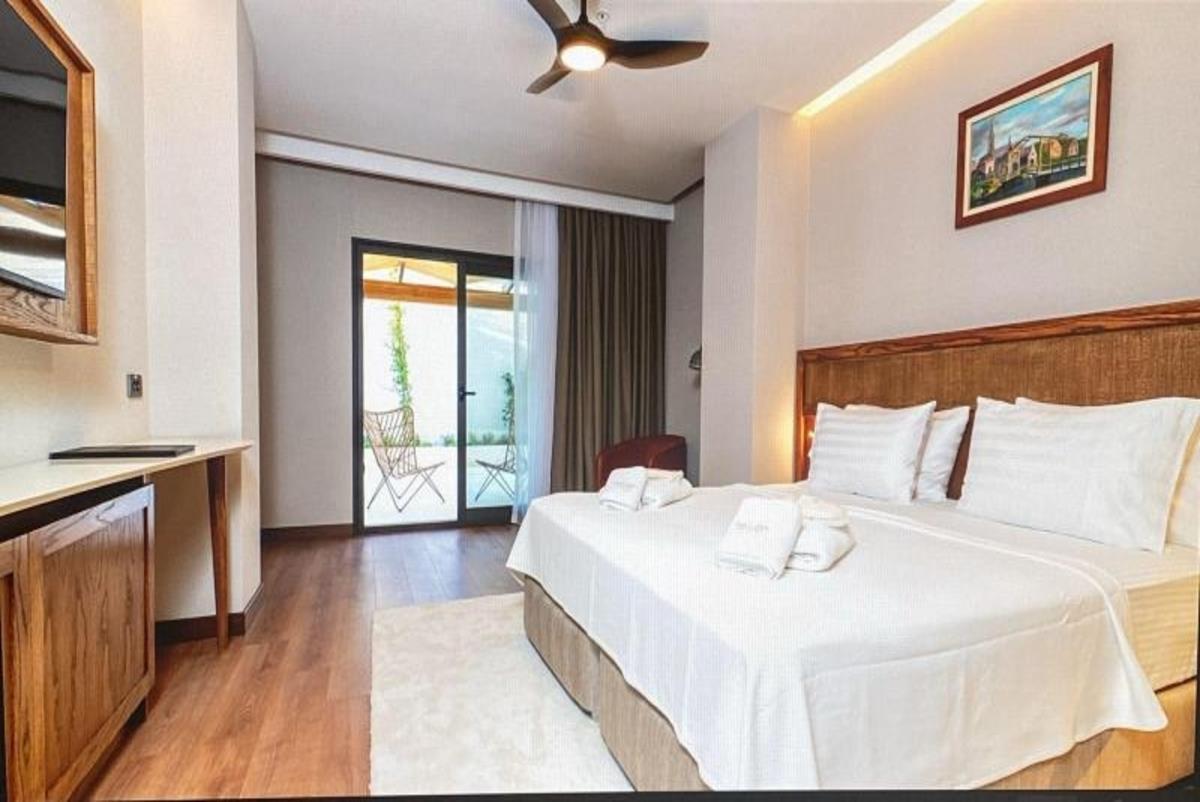 En fazla 2 yetişkin.