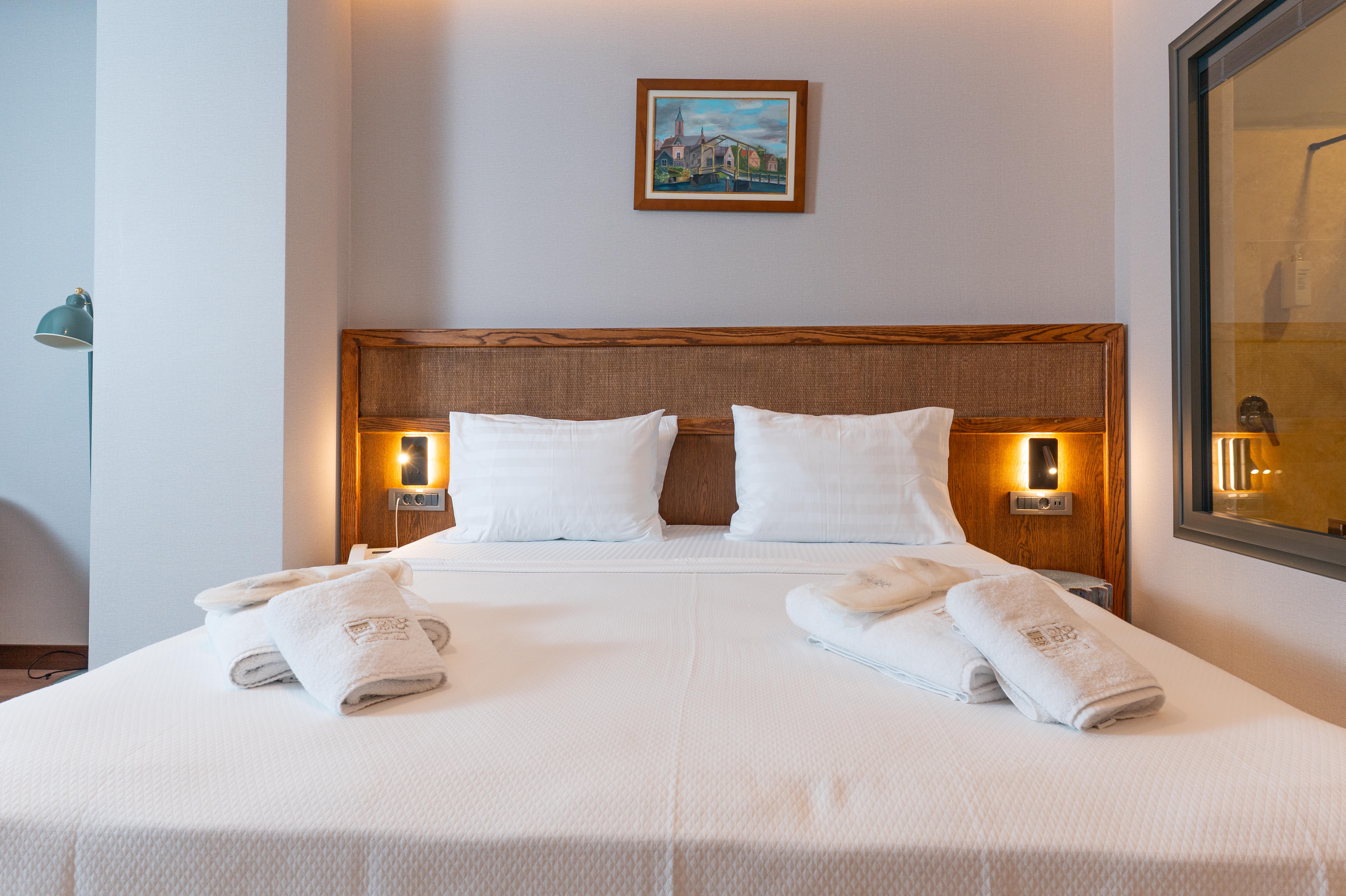 En fazla 3 yetişkin.