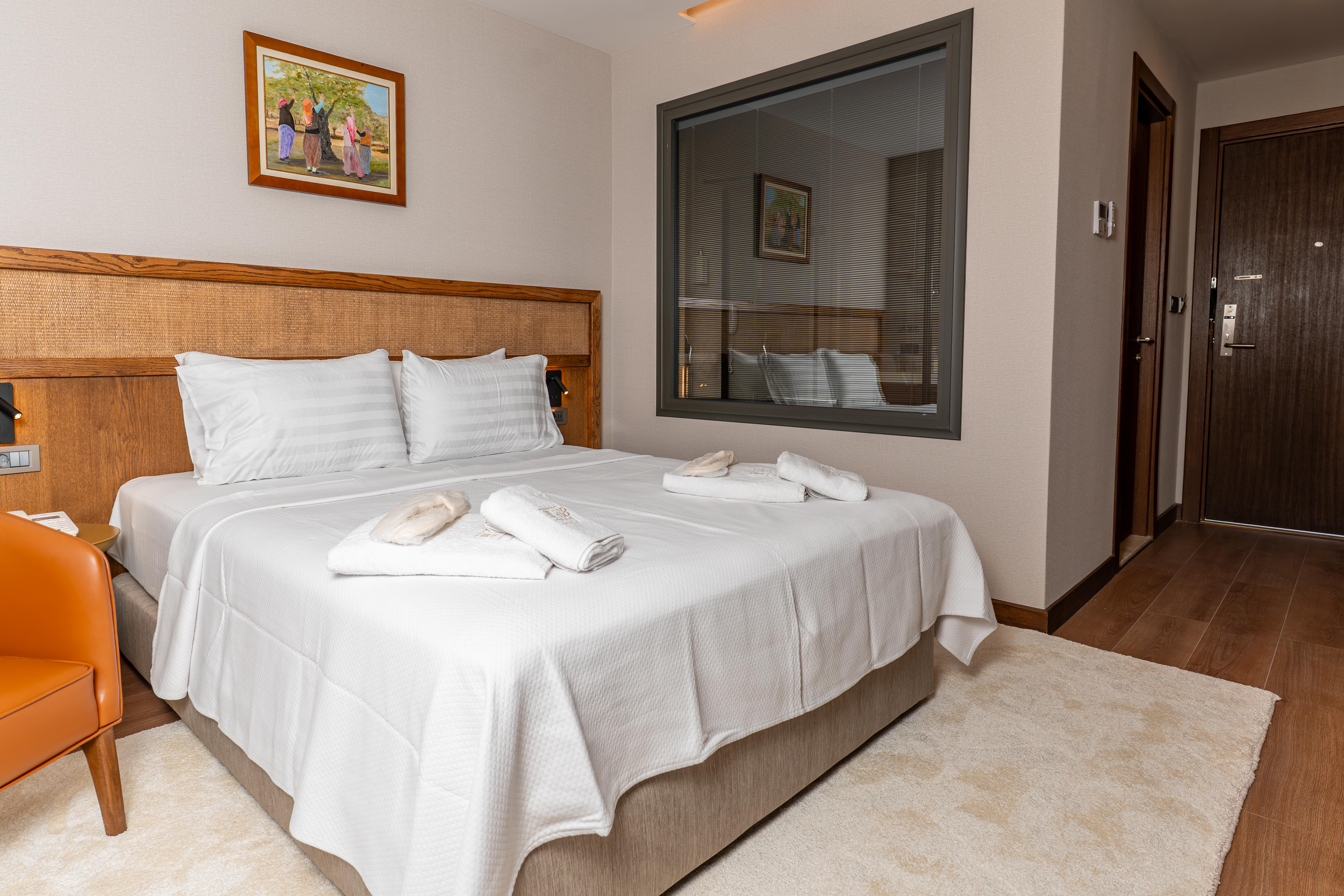 En fazla 3 yetişkin.