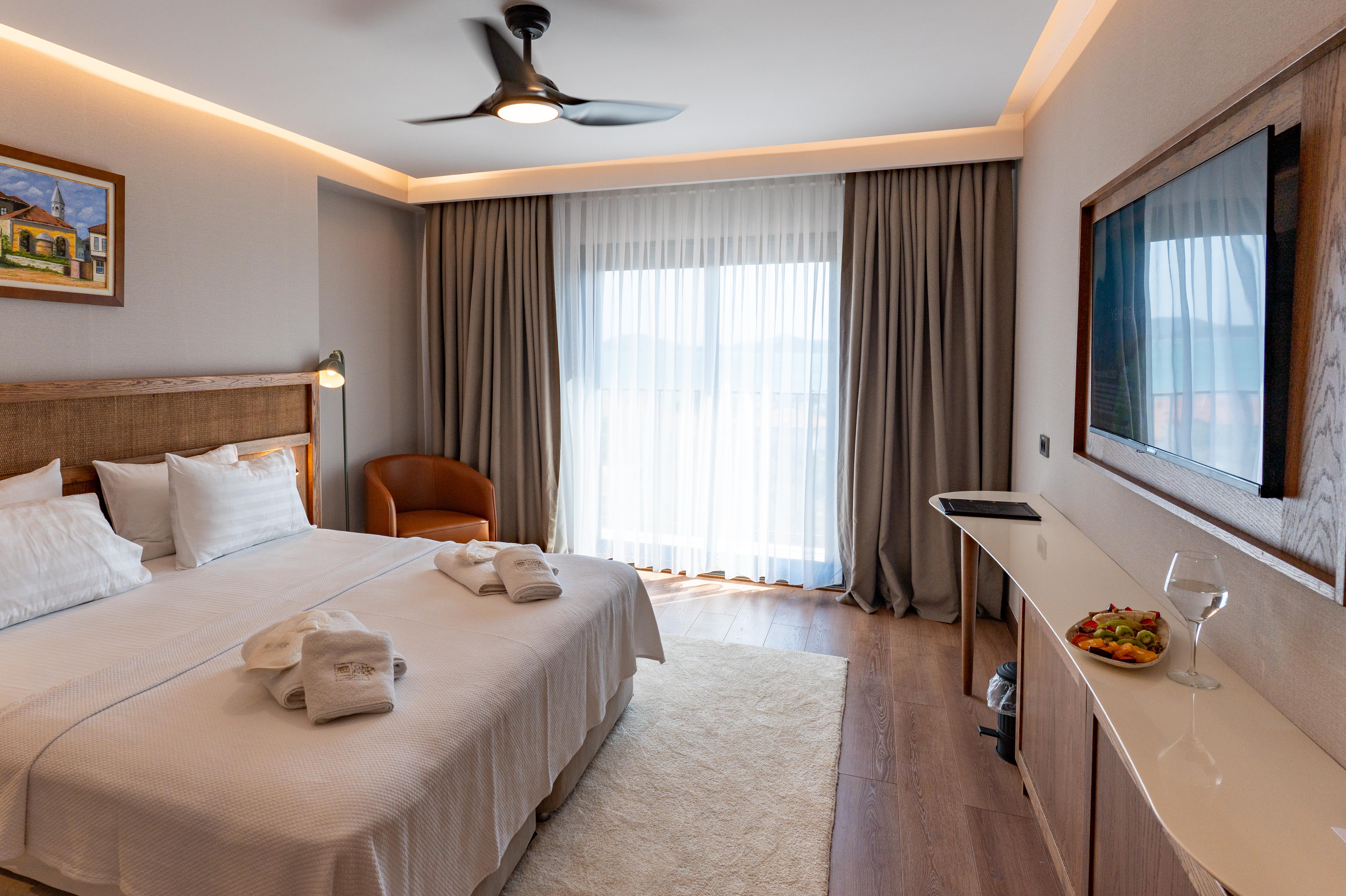 En fazla 3 yetişkin.