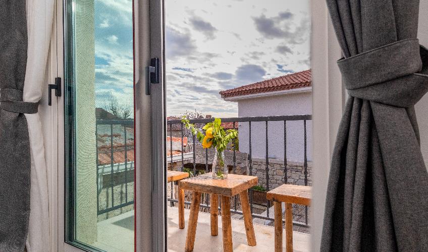 En fazla 2 yetişkin.