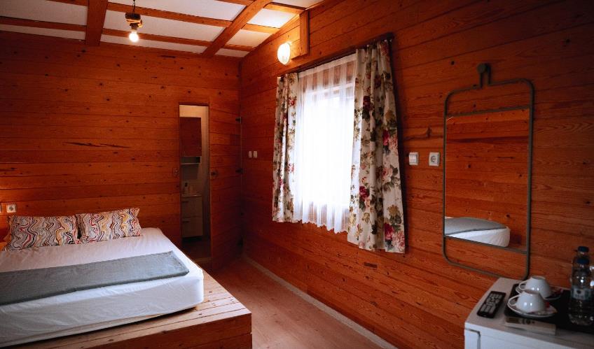 En fazla 3 yetişkin + 1 çocuk + 1 bebek (0-2 yaş) veya 2 yetişkin + 1 çocuk + 1 bebek (0-2 yaş).