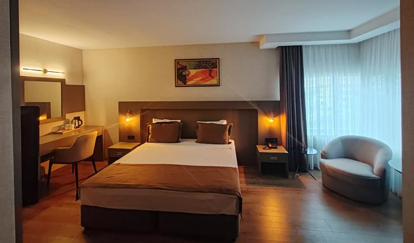 En fazla 2 yetişkin + 1 bebek (0-2 yaş).