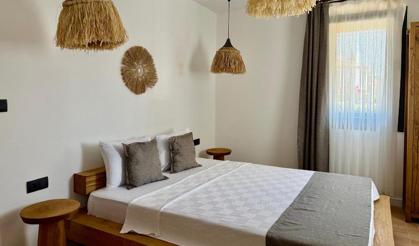 En fazla 2 yetişkin + 1 bebek (0-2 yaş).