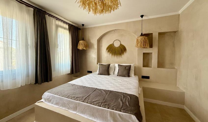 En fazla 2 yetişkin + 1 çocuk + 1 bebek (0-2 yaş) veya 1 yetişkin + 1 çocuk + 1 bebek (0-2 yaş).