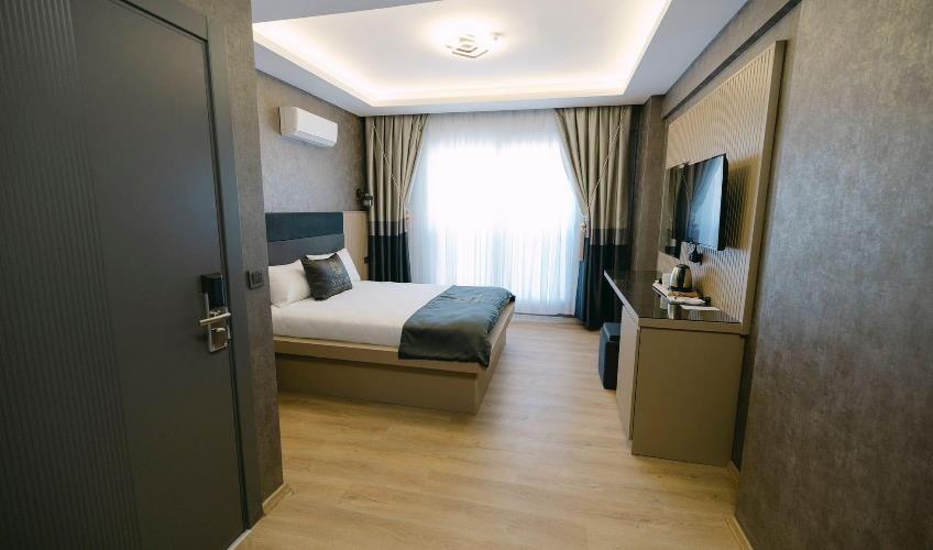 En fazla 2 yetişkin + 1 bebek (0-2 yaş).